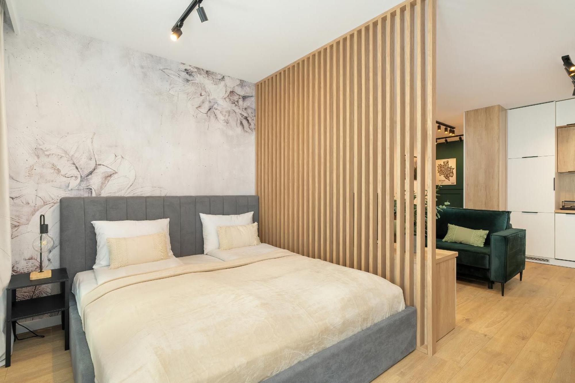Cozy With Parking In By Renters Apartment *