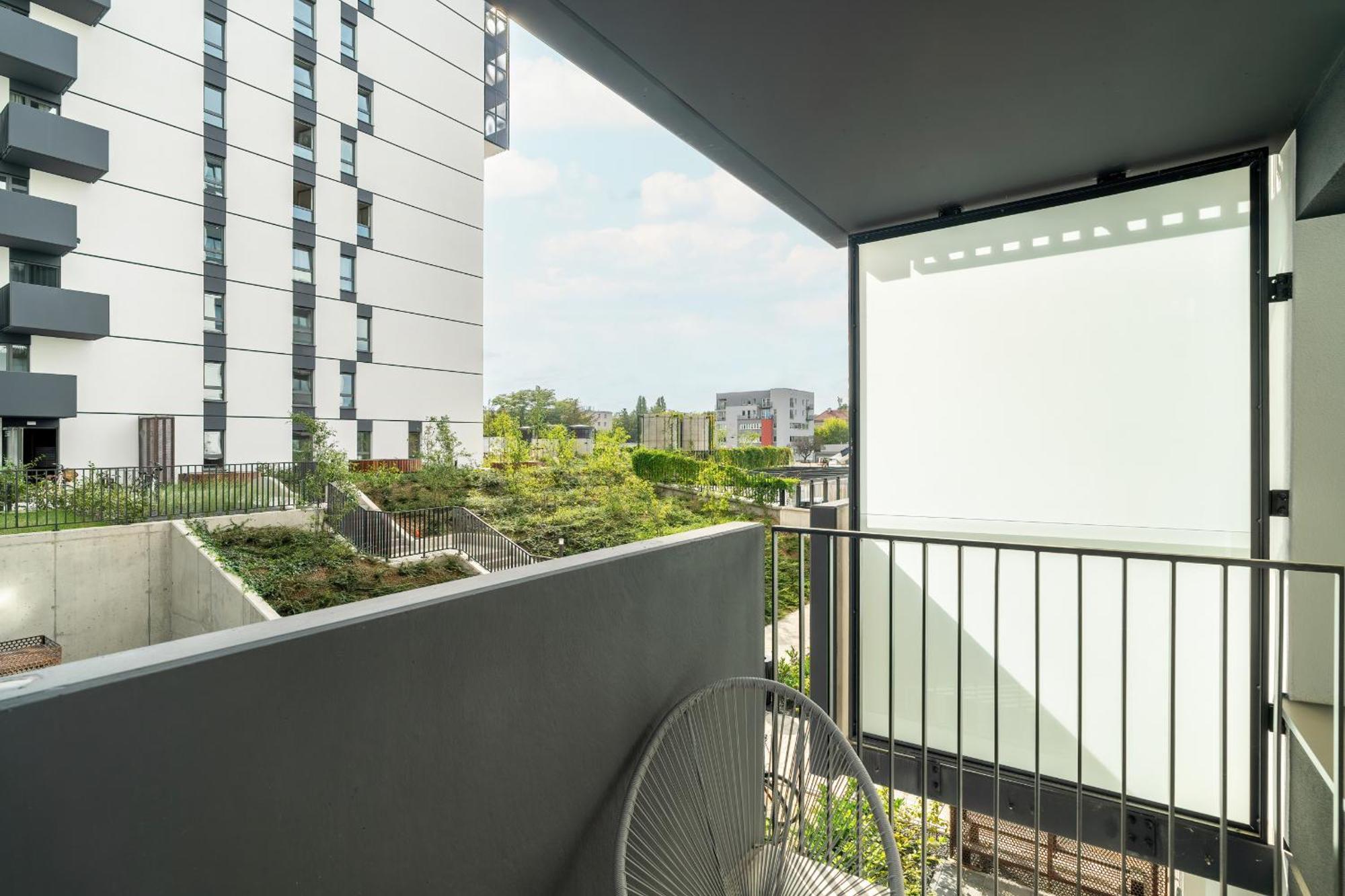Cozy With Parking In By Renters Apartment *