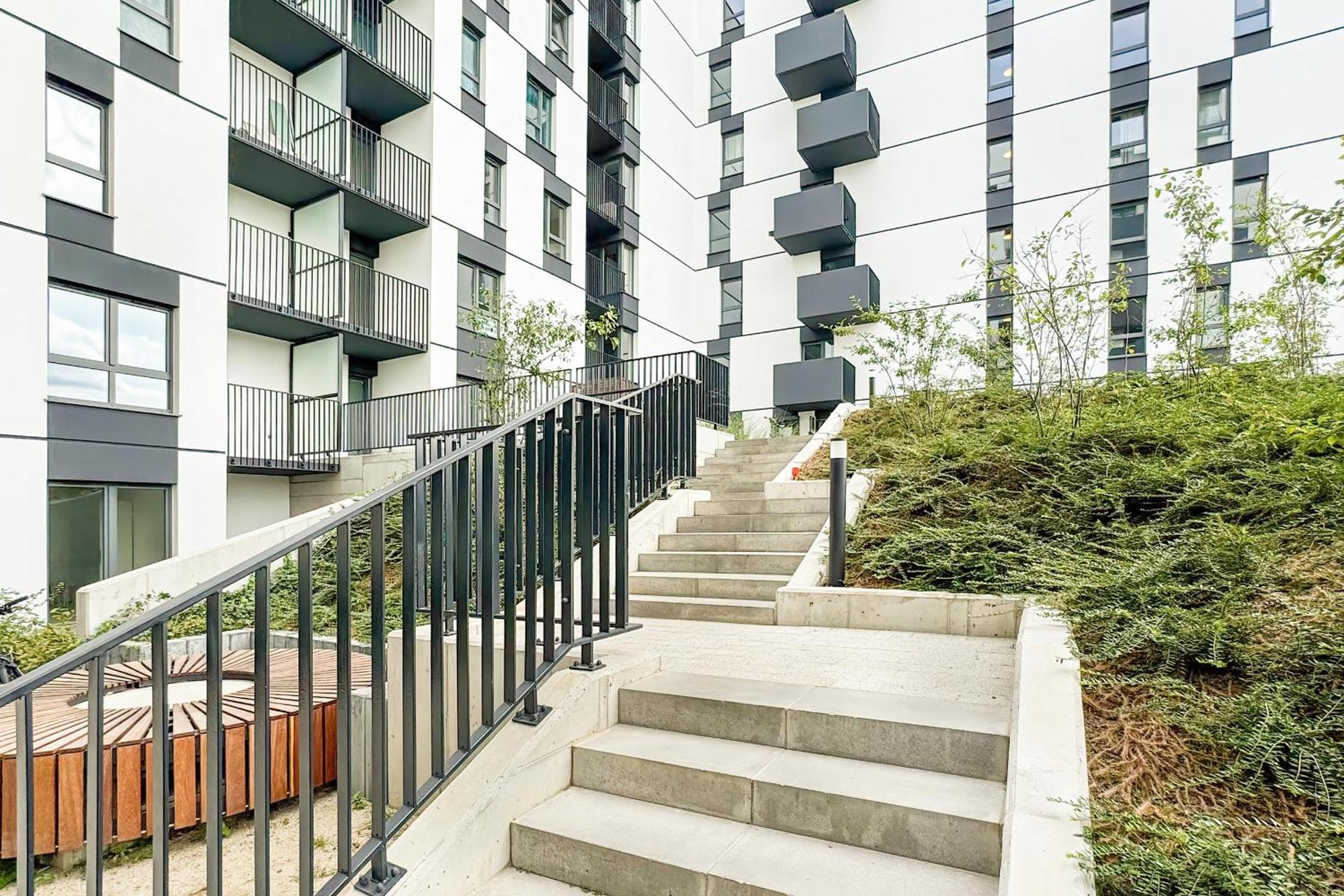 Cozy With Parking In By Renters Apartment